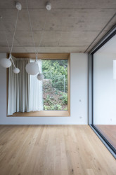 Uvnitř bytu, interiér kombinuje světlé barvy a dřevo. (Terasový dvojdům v Krči, martin cenek architecture)