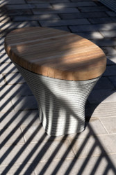 K zastávce patří i autorský mobiliář.