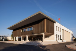 Původní vstupní schodiště se odstranilo a architekti jej nahradili měkce stoupající bezbariérovou plochou. (Rekonstrukce Kulturního domu v Letohradě; architekti.in)