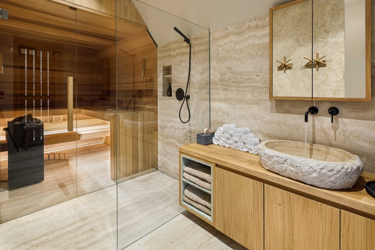 Soukromé wellness na míru. Součástí koupelny je také sauna. (OK PLAN ARCHITECTS, Rodinná bouda)