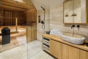 Soukromé wellness na míru. Součástí koupelny je také sauna. (OK PLAN ARCHITECTS, Rodinná bouda)