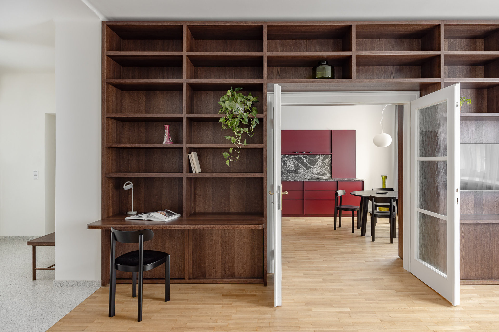 Pohled do denní zóny, kde se kuchyň propojuje s obývacím pokojem. (Byt Mariánska v Bratislavě, NOIZ architekti)