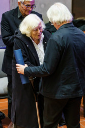 Prof. Alena Šrámková přebírá Medaili, FA ČVUT, zdroj : tisková zpráva