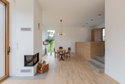 Do jednoho prostoru je na něm situován obývací pokoj, jídelna a také kuchyně. (Rodinný dům v Dehtárech, SP-AM)