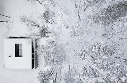 Nedaleko švédského Göteborgu stojí Villa Jägersro. V ní si mladá rodinu užívá výhledů na jezero a okolní přírodu.