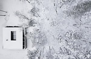 Nedaleko švédského Göteborgu stojí Villa Jägersro. V ní si mladá rodinu užívá výhledů na jezero a okolní přírodu.