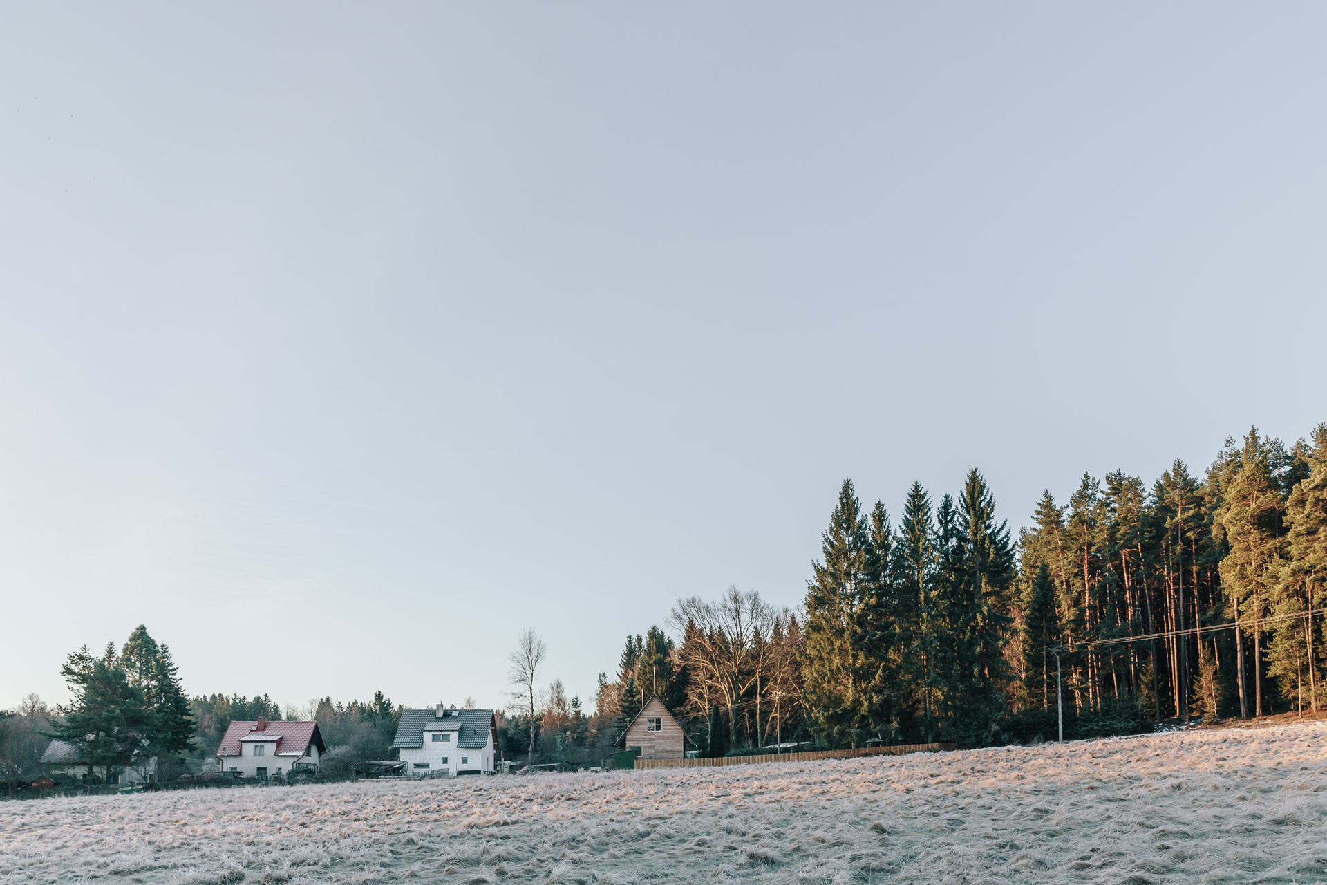 Chata Skelná Huť, re:architekti: Chata je koncipována jako dřevostavba o dvou patrech.