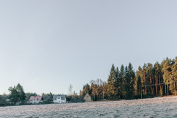 Chata Skelná Huť, re:architekti: Chata je koncipována jako dřevostavba o dvou patrech.