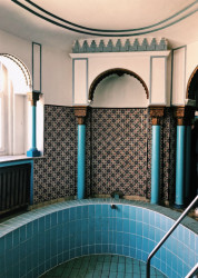 Ve vyšších patrech se nacházely menší bazénky spojené se saunami