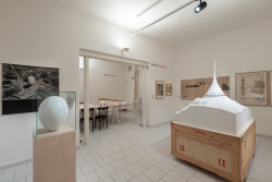 Pohled od výstavy Architektura v Procesu s modelem televizní věže a hotelu na Ještědu od Karla Hubáčka (1963-1973) a modelem Akustikonu (1969-1971) skupiny VAL