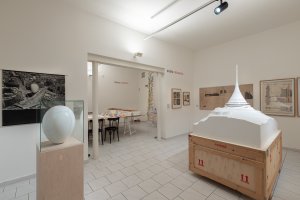 Pohled od výstavy Architektura v Procesu s modelem televizní věže a hotelu na Ještědu od Karla Hubáčka (1963-1973) a modelem Akustikonu (1969-1971) skupiny VAL