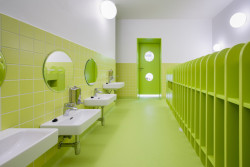 Barvy se dostaly třeba do umýváren. (Mateřská škola ve Fulneku od XTOPIX)