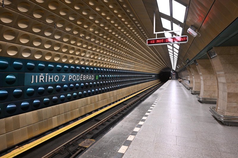 Zrekonstruovaná stanice metra Jiřího z Poděbrad je nově přístupná i osobám s omezenou schopností pohybu a orientace. 