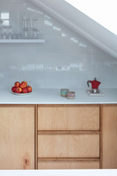 Architekt velmi detailně promyslel každý kousek bytu. Od podlahy přes obložení po nábytek. (Rekonstrukce podkrovního bytu, Matěj Šebek)