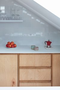 Architekt velmi detailně promyslel každý kousek bytu. Od podlahy přes obložení po nábytek. (Rekonstrukce podkrovního bytu, Matěj Šebek)