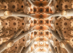 Antoni Gaudí, chrám Sagrada Família: dostavba  pokračuje i po sto čtyřiceti letech.