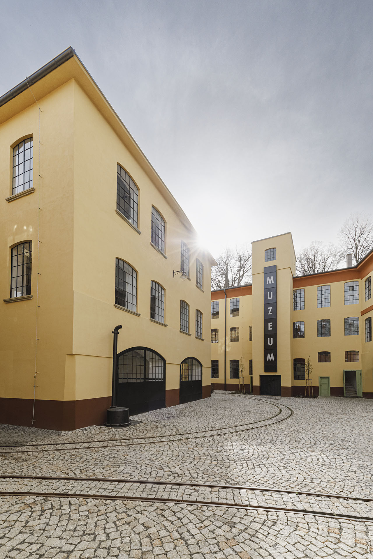 Postupným rekonstruováním se z továrního areálu stalo  Muzeum starých strojů a technologií v Žamberku. (Muzeum starých strojů a technologií v Žamberku, Ateliéru Walter)