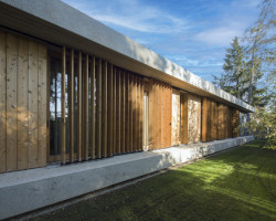 Detail lamel, které dům oddělují od okolí polotransparentní vrstvou. (Villa Lamella, A69 architekti)