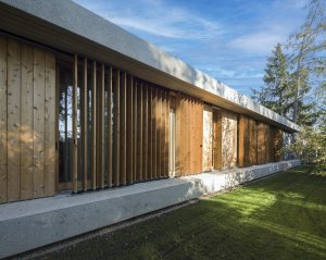 Detail lamel, které dům oddělují od okolí polotransparentní vrstvou. (Villa Lamella, A69 architekti)