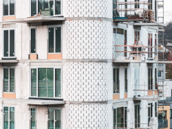 Velkoformátové tvárnice Silka Tempo jsou doplněny o tvárnice Silka malého formátu, aby byl rádius oblých rohů bytového domu co nejplynulejší.