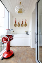 Cyklobutik L27, P6PA+Architects: V zadní části obchodu vznikl v přístavbě bar, který zdobí repasovaný dobový lustr a dekorační lišty, odkazující na palácový interiér 19. století