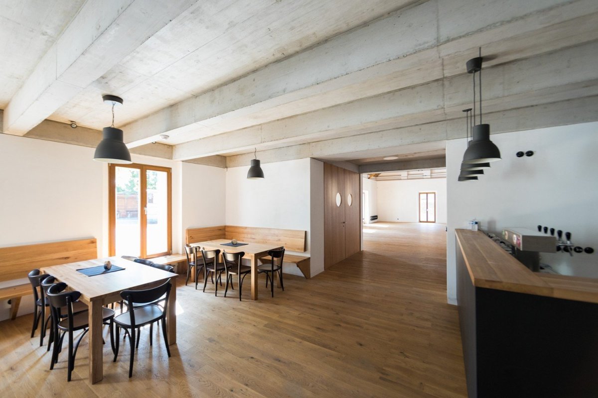 Rekonstrukce hospody se sálem v Máslovicích, Bod Architekti