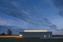 Noční snímek hangáru (Hangár ve Zbraslavicích, Studio Raketoplán)