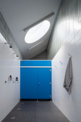 Ani hygienické zázemí. (Zázemí sportovního klubu ve Studenci, ateliér CHRAMA)