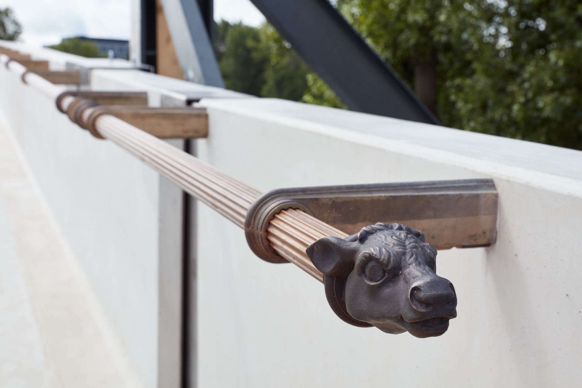 Součástí projektu jsou také dvě umělecká díla. Jedním z nich je skulpturální bronzové zábradlí sochaře Aleše Hvízdala. To svým poměrně dekorativním zpracováním kontrastuje s puristickou hmotou lávky. Zábradlí je na všech třech koncích zakončeno hlavou jiného zvířete - zajíce, koně nebo býka, který vyhlíží na bývalá jatka v Holešovicích.