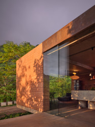 Obývací pokoj má velká odsouvací okna. ((Studio House na Kostarice, Formafatal))