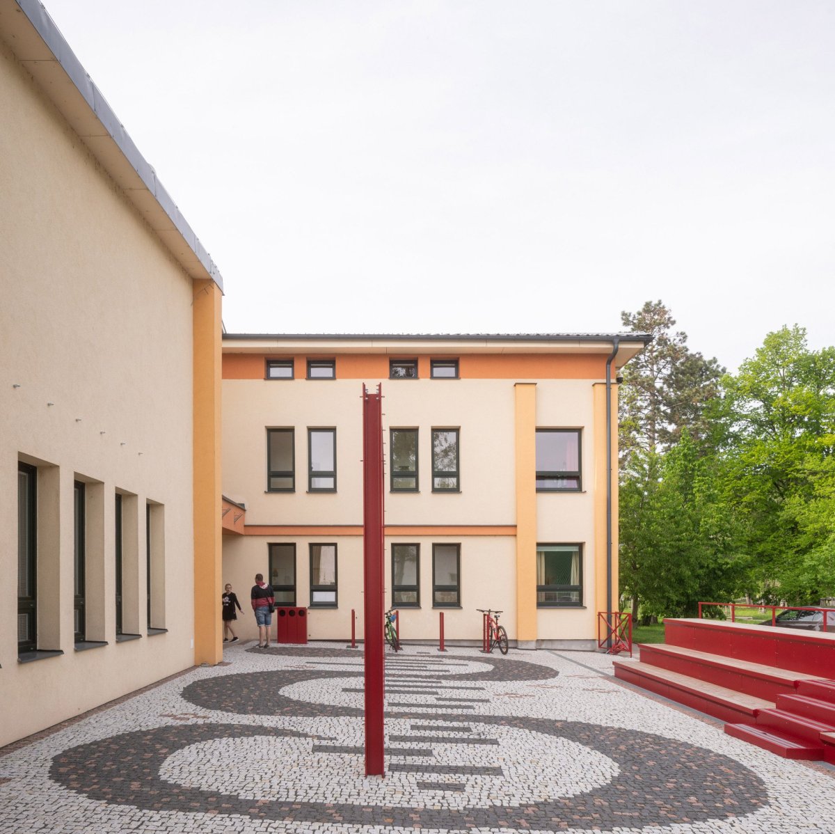 Kulturní prostor před ZUŠ Pečky od Alžběty P. Brůhové: Funguje jako dětské hřiště, venkovní divadlo nebo lení kino. Zároveň se zde mohou usadit rodinní příslušníci a počkat, až dětem skončí hodiny flétny nebo "výtvarky"