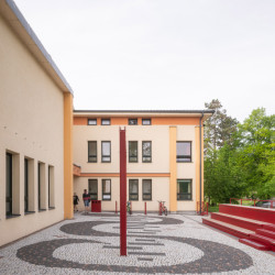 Kulturní prostor před ZUŠ Pečky od Alžběty P. Brůhové: Funguje jako dětské hřiště, venkovní divadlo nebo lení kino. Zároveň se zde mohou usadit rodinní příslušníci a počkat, až dětem skončí hodiny flétny nebo "výtvarky"