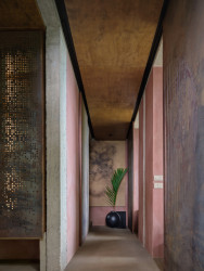 Chodba k ložnicím ((Studio House na Kostarice, Formafatal))