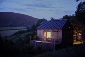 Tři domky v CHKO Šumava od Sokoban studio