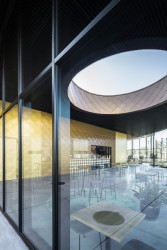 Multifunkční kulturní centrum v belgickém Kapellen obložené hliníkovými šablonami