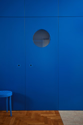 Za výraznou modrou skříní se schovává svět fantazie. Autoři se inspirovali kouzelnou almarou z pohádky Narnie. (JanskyDundera, Rekonstrukce prvorepublikového bytu)