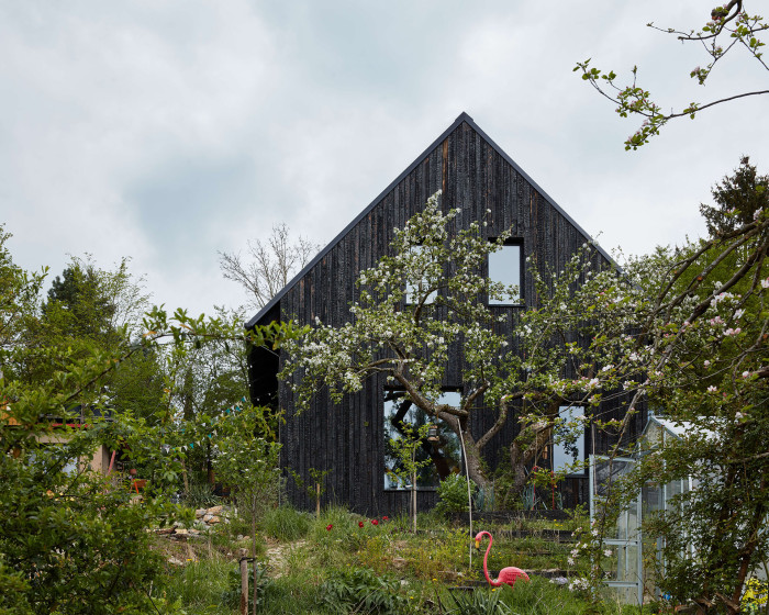 Dům stojí ve vzrostlé zahradě, kterou majitelé nechtěli narušit.