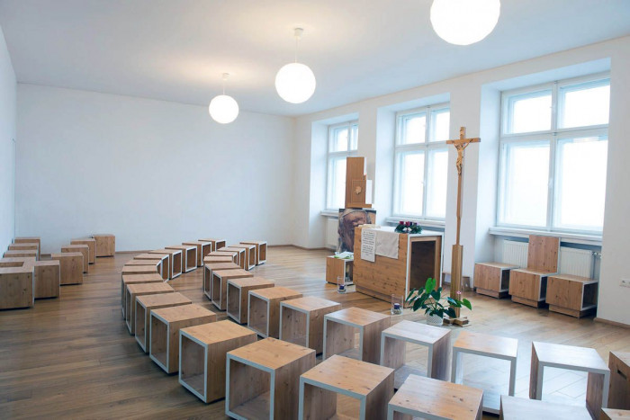 Priestorové obmezdenie pôvodnej školskej učebne bolo pretvorené v otvorený, čistý priestor so subtílným mobiliárom,