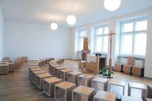 Priestorové obmezdenie pôvodnej školskej učebne bolo pretvorené v otvorený, čistý priestor so subtílným mobiliárom,