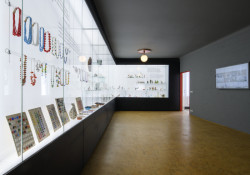 Expozice skla - pro Železný Brod byly typické drobné produkty, třeba korálky. (Rekonstrukce Městského muzea v Železném Brodě, studio Majatory)