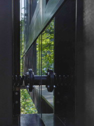 Montovaná ocelová konstrukce má dvě vrstvy - vnější, která překlenuje prostor mezi pilíři a pak vnitřní, která vynáší okna, stropy a podlahy. (Vila Sidonius ve Středočeském kraji, Stempel & Tesar architekti)