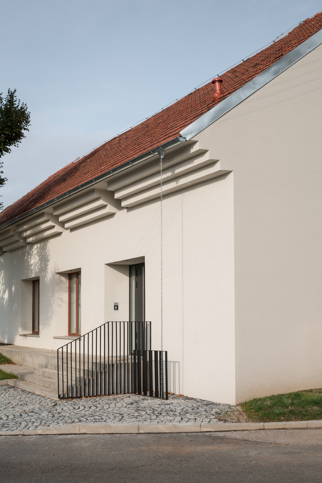 Komunitní centrum v Máslovicích stojí přímo na návsi.