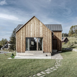 Oproti okolním domům je ale domek mnohem drobnější. Architekti se ho prý snažili navrhnout co nejvíc úsporně. (Chata v Kořenově, Facha architekti)