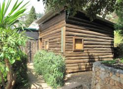 Přímo nad vilou stojí Le Corbusierova spartánská vila Cabanon