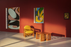 Dřevěný stolek a židle z budovy Českého Rozhlasu, autor neznámý.