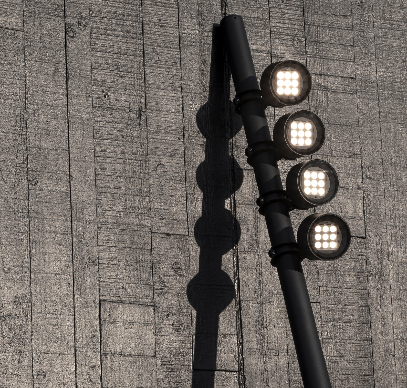 Svítidlo Frax on Pole od Delta Light