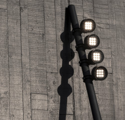 Svítidlo Frax on Pole od Delta Light