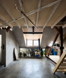 Pohled pod mezipatro a dál do zbytku prosotoru (Rekonstrukce podkroví, totalbrutal a svobodová blaha)