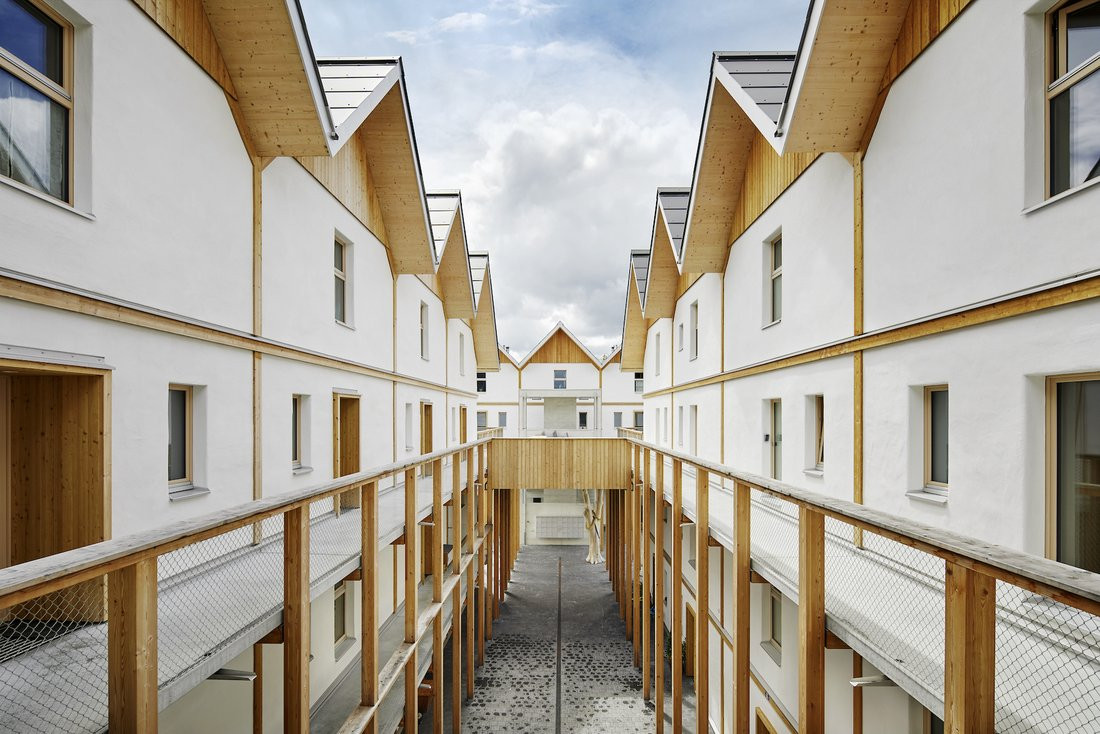 Atelier Schmidt: bytové domy Bombasei ve švýcarském Nänikonu (2020); čtyřpodlažní prefabrikovaná dřevěná konstrukce s výplní ze slaměných balíků