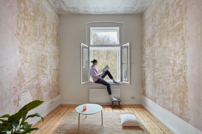 Rekonstrukce bytu v Karlových Varech, Plus One Architects: Charakteristickým rysem a prostupující linkou celého interiéru se po odhalení stala původní výmalba na stropech i stěnách, s proměnlivými barevnými odstíny a texturami